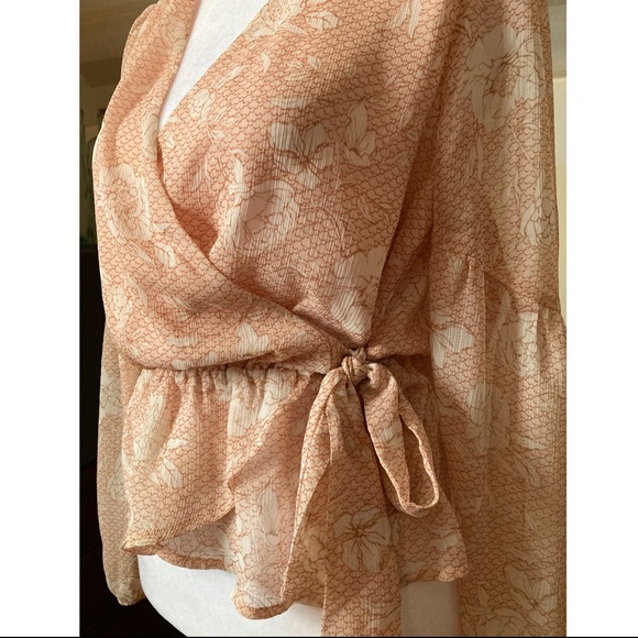 Express Blush textured Long Sleeve floral wrap blouse size XS - Picture 5 of 6